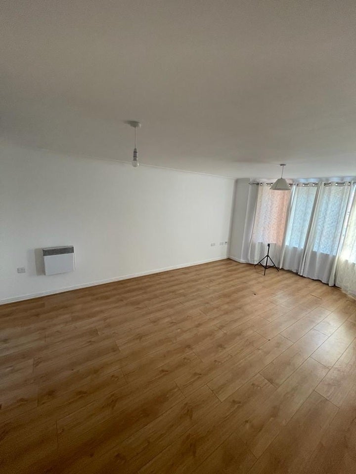 Flat Watling Gardens in Dunstable