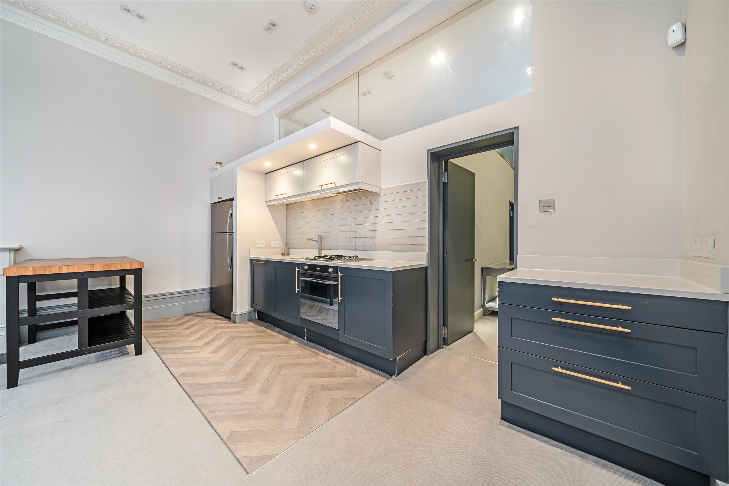 Flat Holland Park Avenue in Greater London