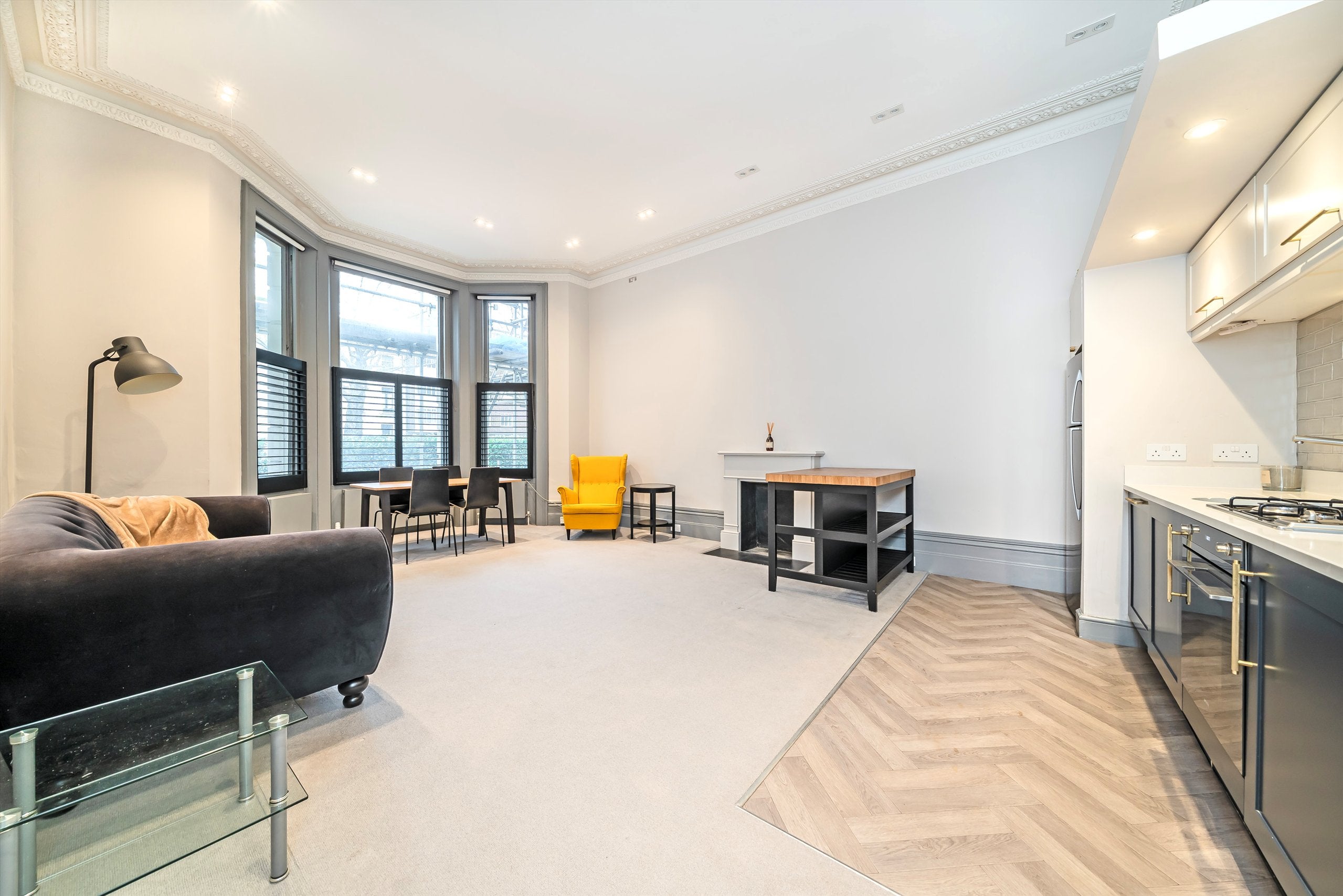 Flat Holland Park Avenue in Greater London