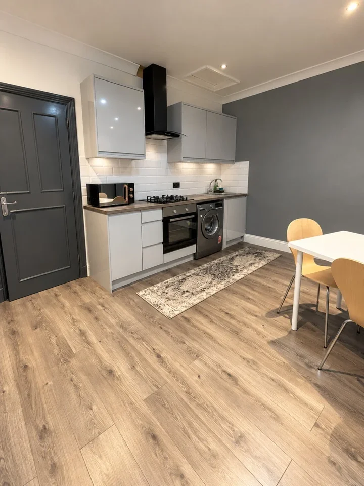 Flat Hainault Road in Greater London