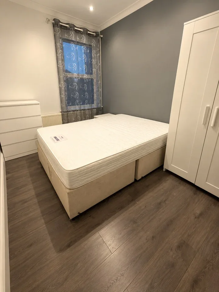 Flat Hainault Road in Greater London