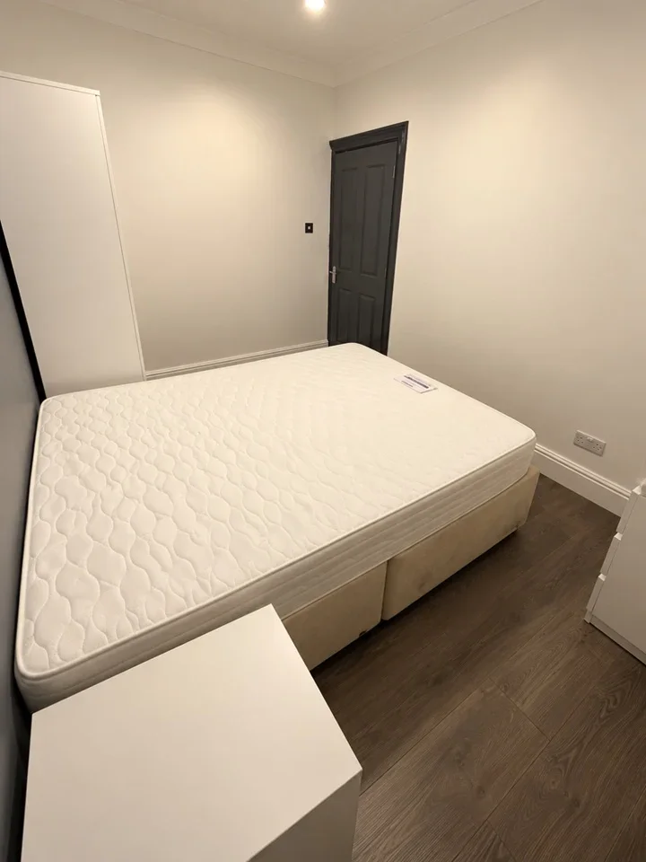 Flat Hainault Road in Greater London