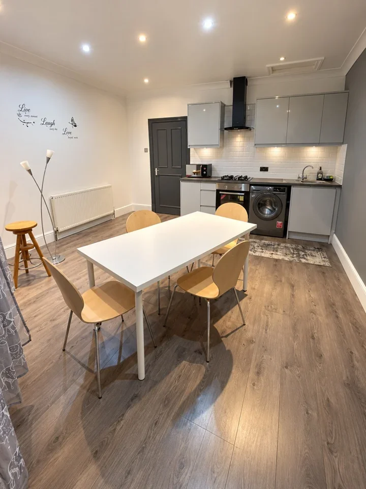 Flat Hainault Road in Greater London
