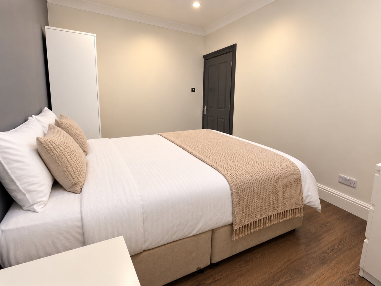 Flat Hainault Road in Greater London