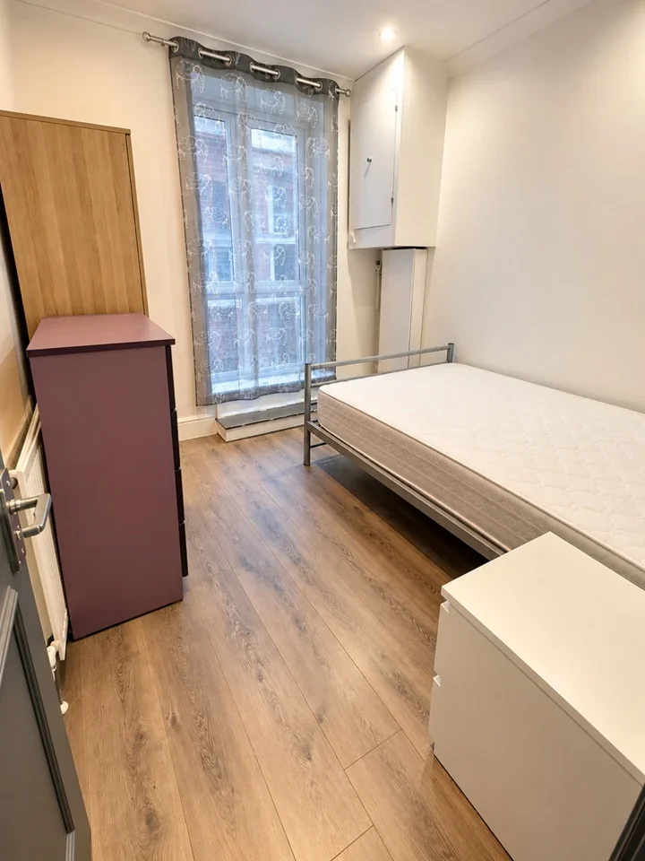 Flat Hainault Road in Greater London