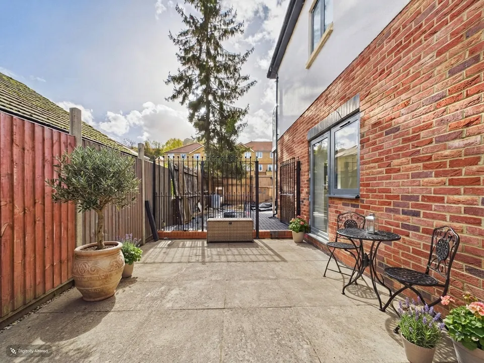 Flat Kingsmead Road in Flackwell Heath