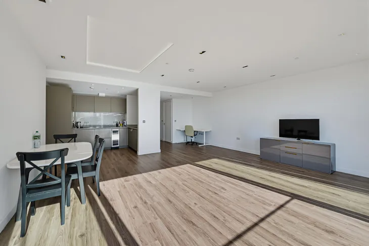Flat Piazza Walk in Greater London