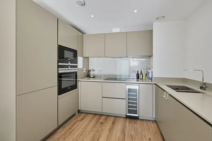 Flat Piazza Walk in Greater London
