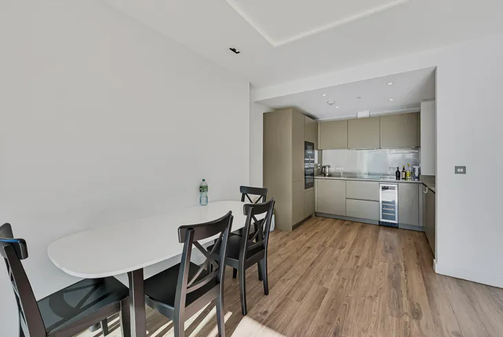 Flat Piazza Walk in Greater London