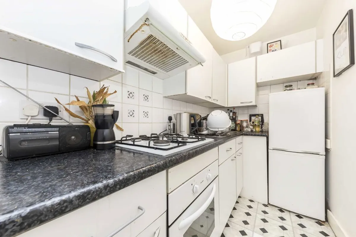Flat Kirkstall Road in Greater London