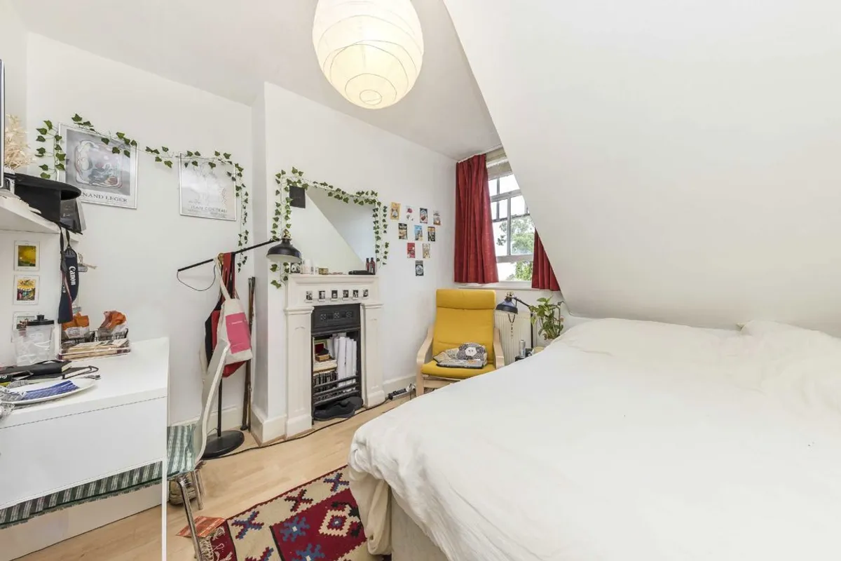 Flat Kirkstall Road in Greater London