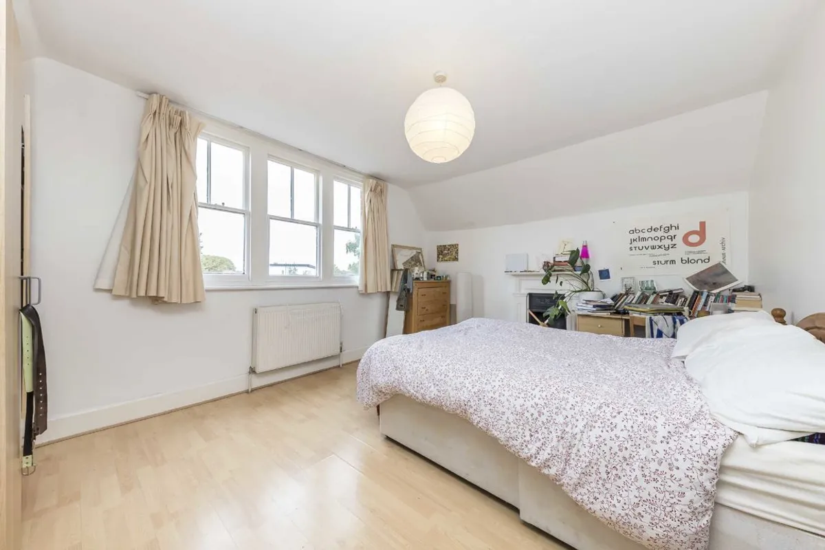 Flat Kirkstall Road in Greater London