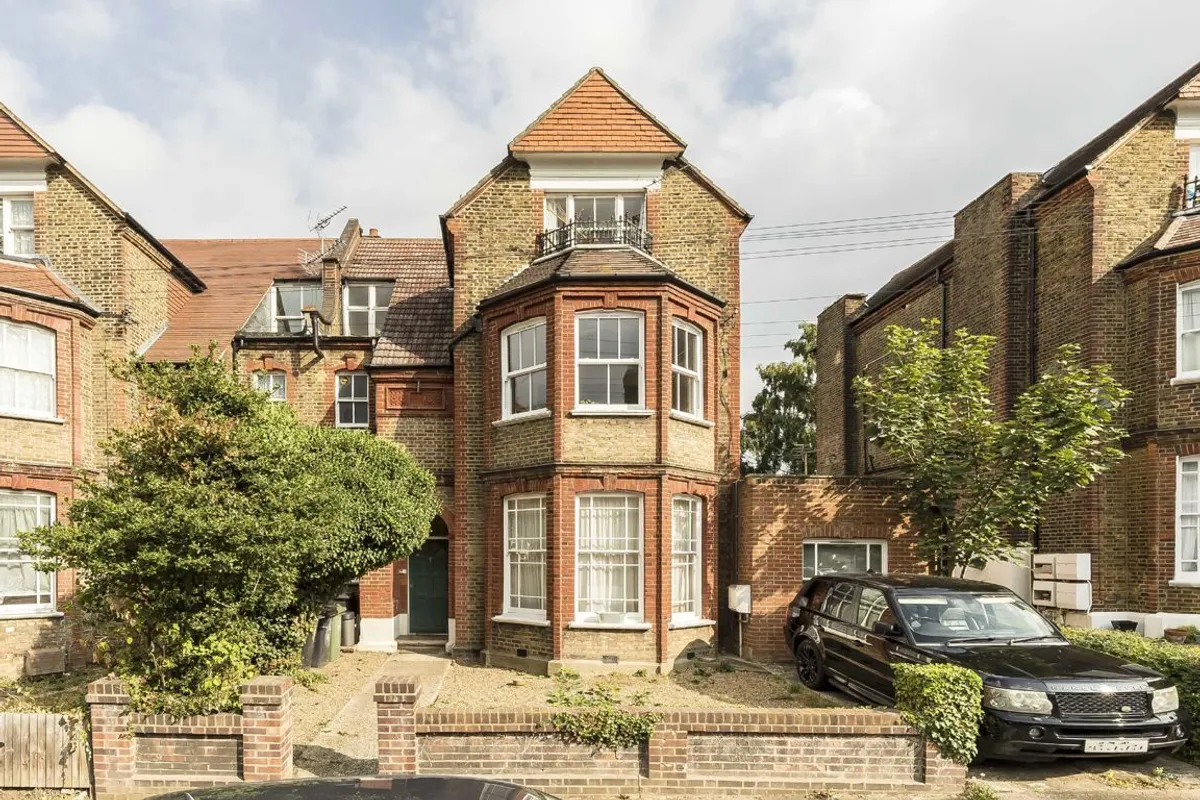 Flat Kirkstall Road in Greater London