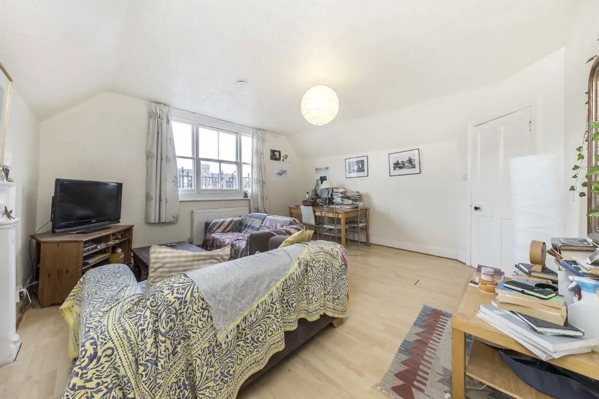 Flat Kirkstall Road in Greater London