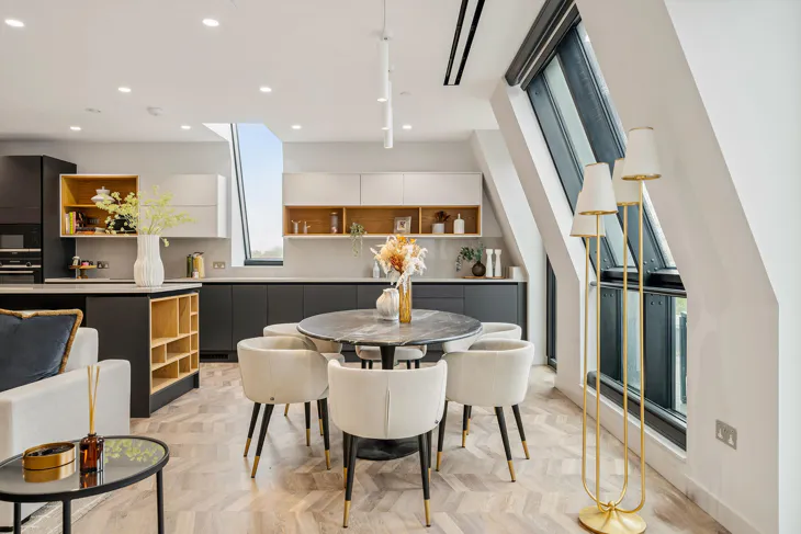 Flat Carnwath Road in Greater London