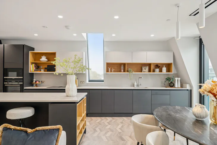 Flat Carnwath Road in Greater London