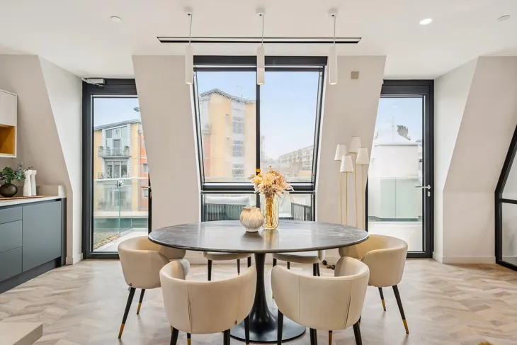Flat Carnwath Road in Greater London