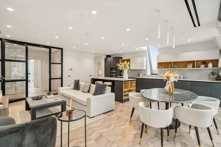 Flat Carnwath Road in Greater London