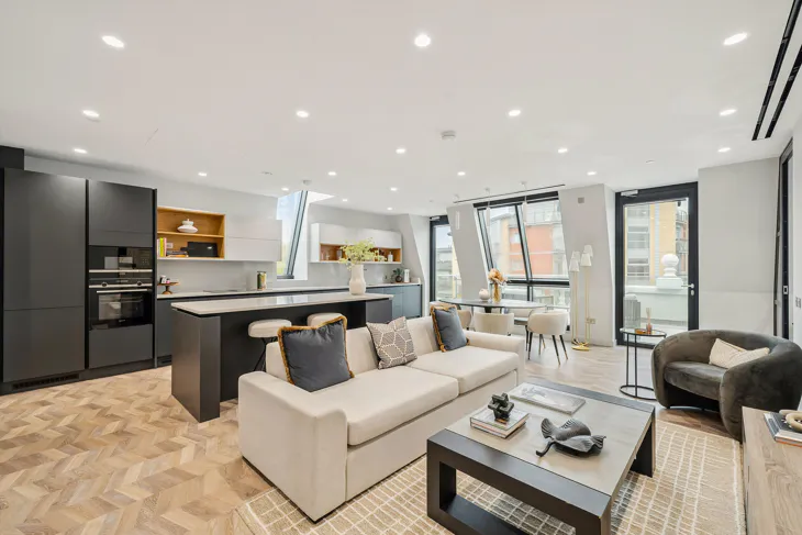 Flat Carnwath Road in Greater London