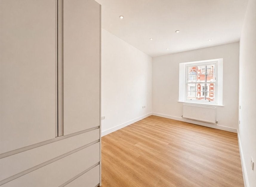 Flat Summerland Gardens in Greater London