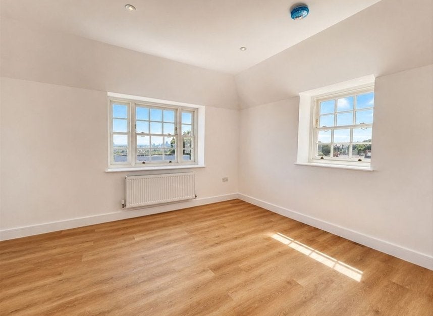 Flat Summerland Gardens in Greater London