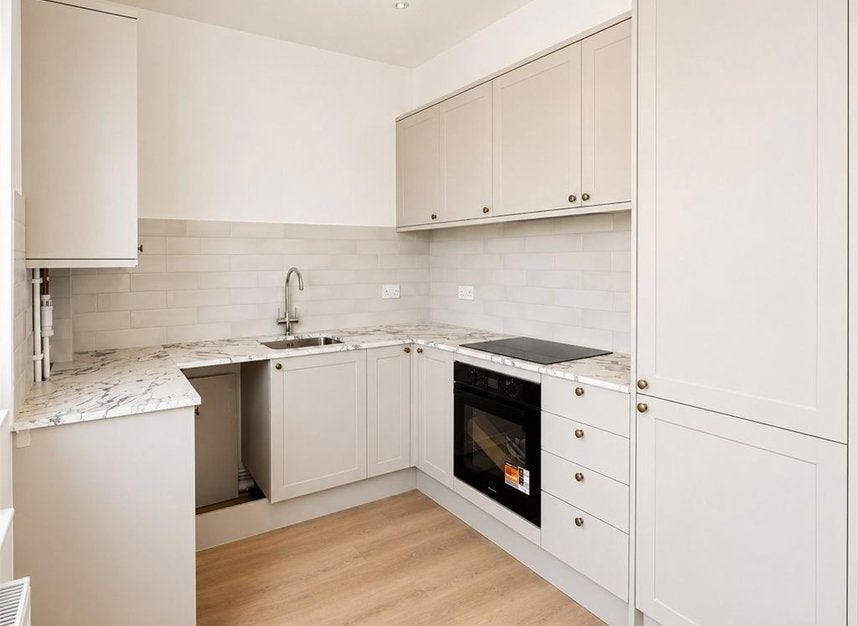 Flat Summerland Gardens in Greater London