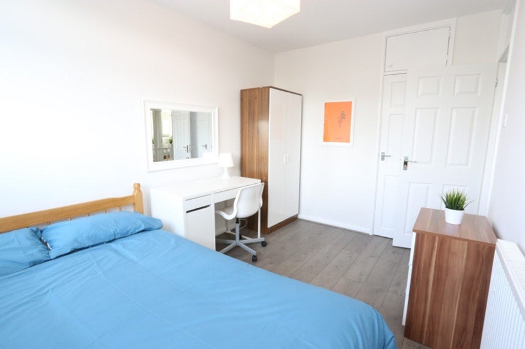 Room Saltwell Street in Greater London