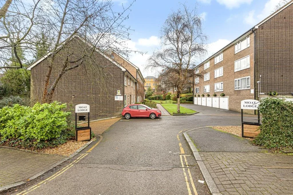 Flat London Road in Greater London