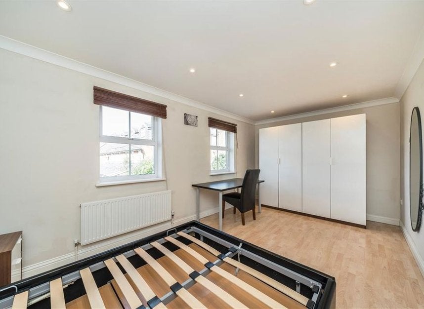 House Barlow Drive in Greater London