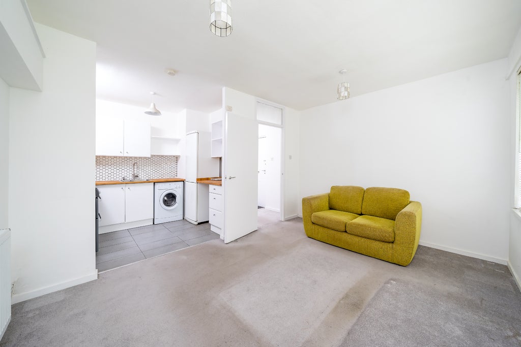 Flat Brecknock Road in Greater London