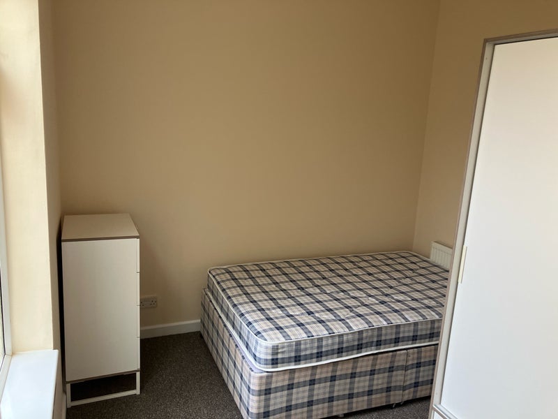 Room Doncaster Road in Barnsley