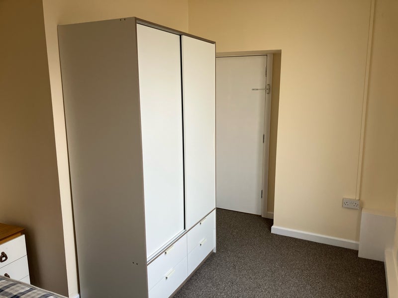 Room Doncaster Road in Barnsley