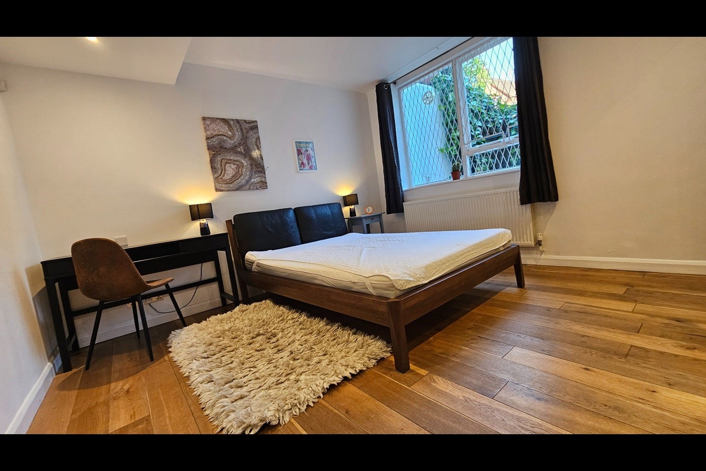 Flat Frognal Lane in Greater London