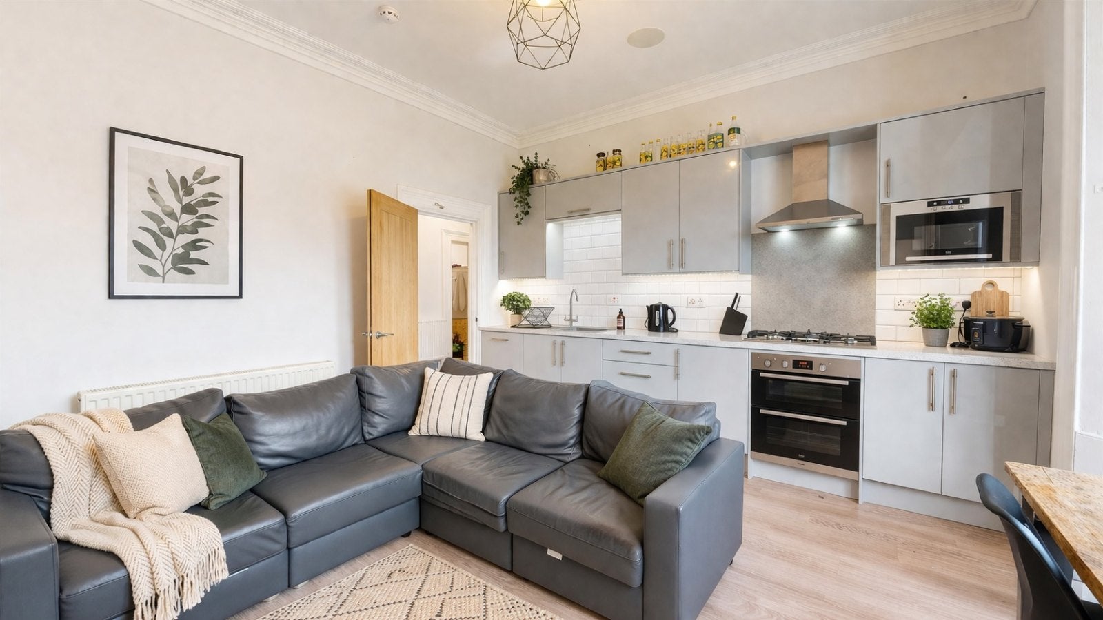 Room Fishponds Road in Bristol