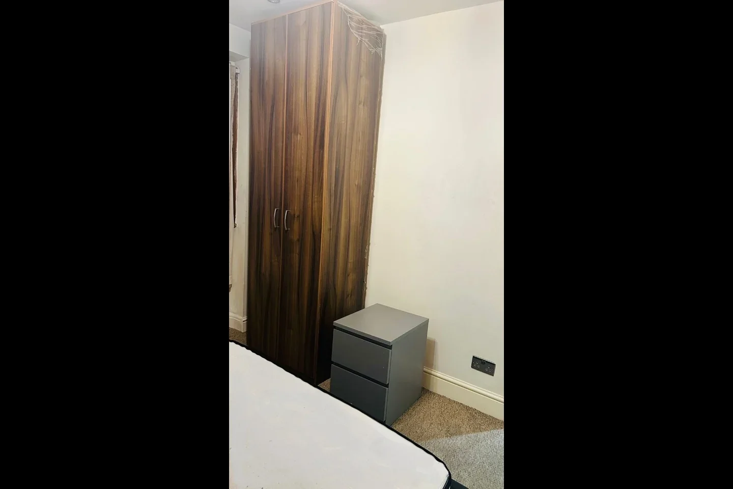Room Warden Avenue in Greater London