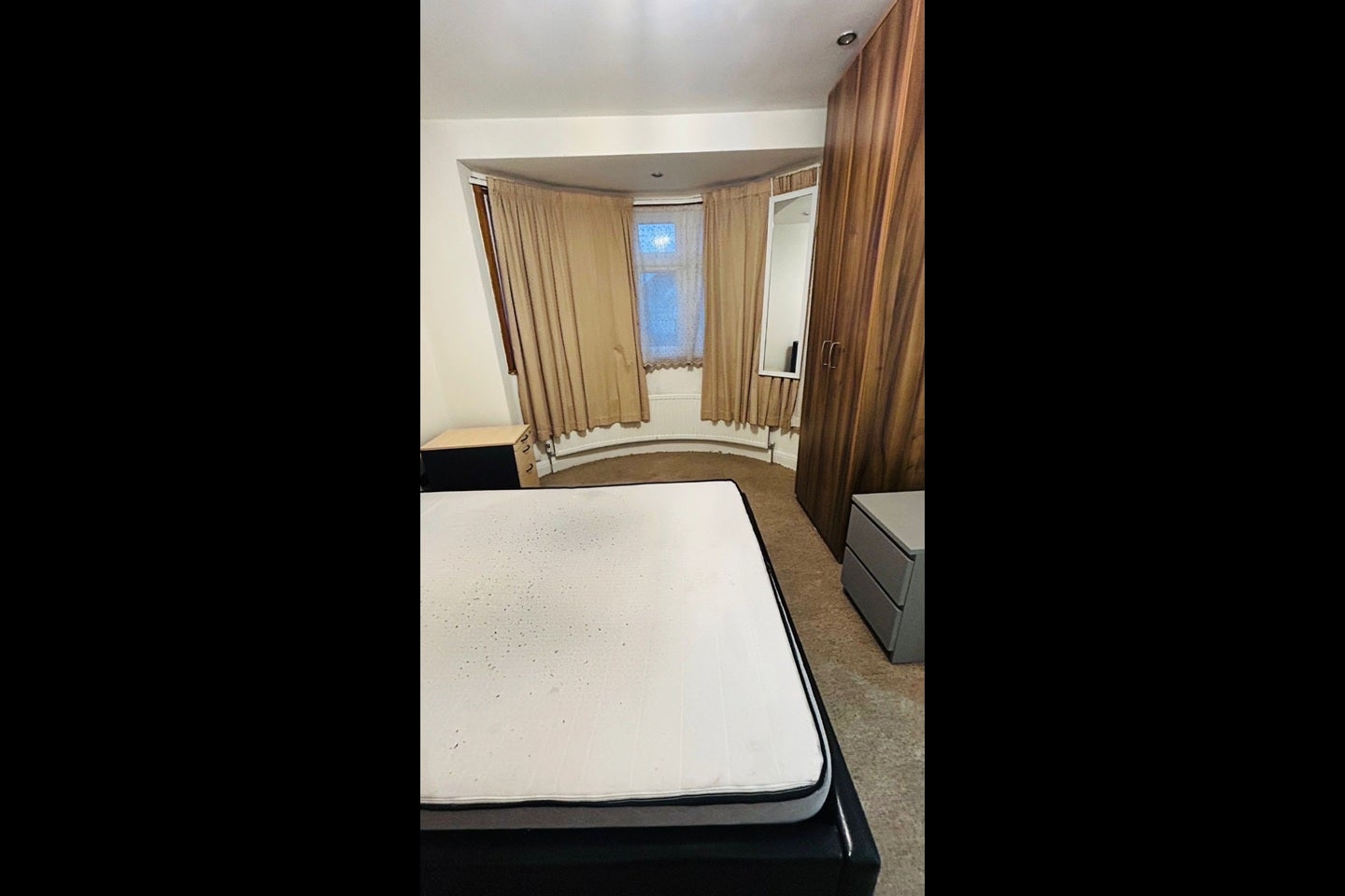 Room Warden Avenue in Greater London