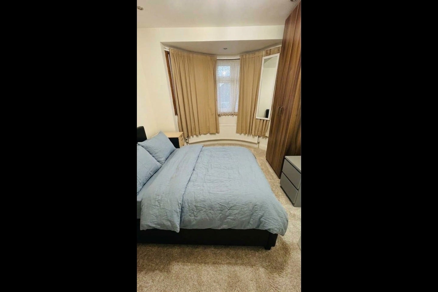 Room Warden Avenue in Greater London