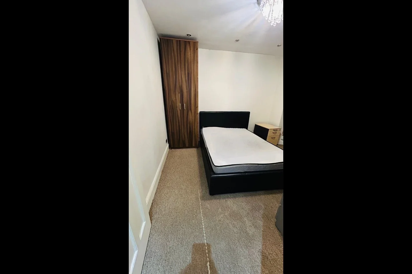Room Warden Avenue in Greater London