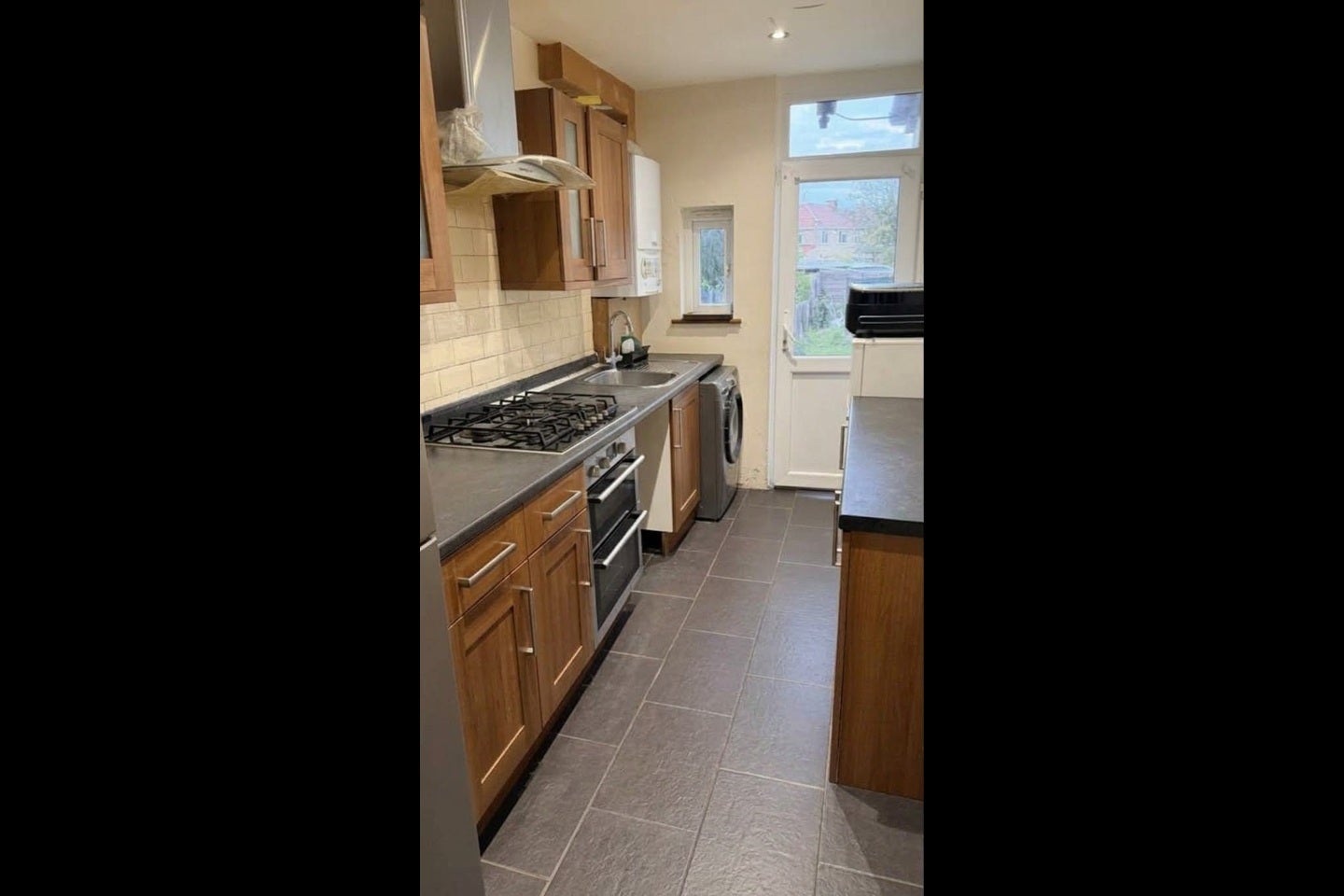 Room Warden Avenue in Greater London