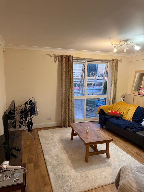 Room Poplar High Street in Greater London
