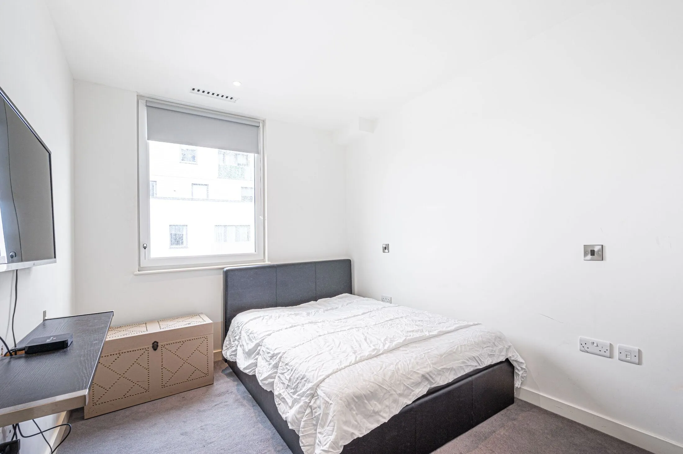 Flat Capitol Way in Greater London