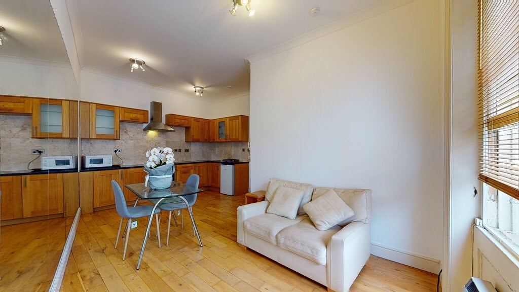 Flat Hogarth Road in Greater London