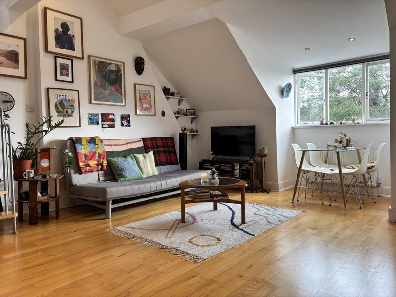 Flat Broadhurst Gardens in Greater London