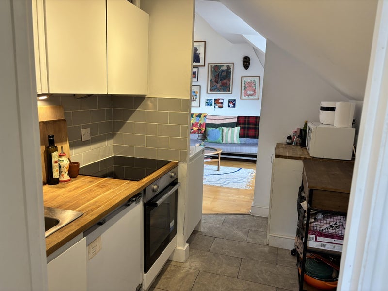 Flat Broadhurst Gardens in Greater London