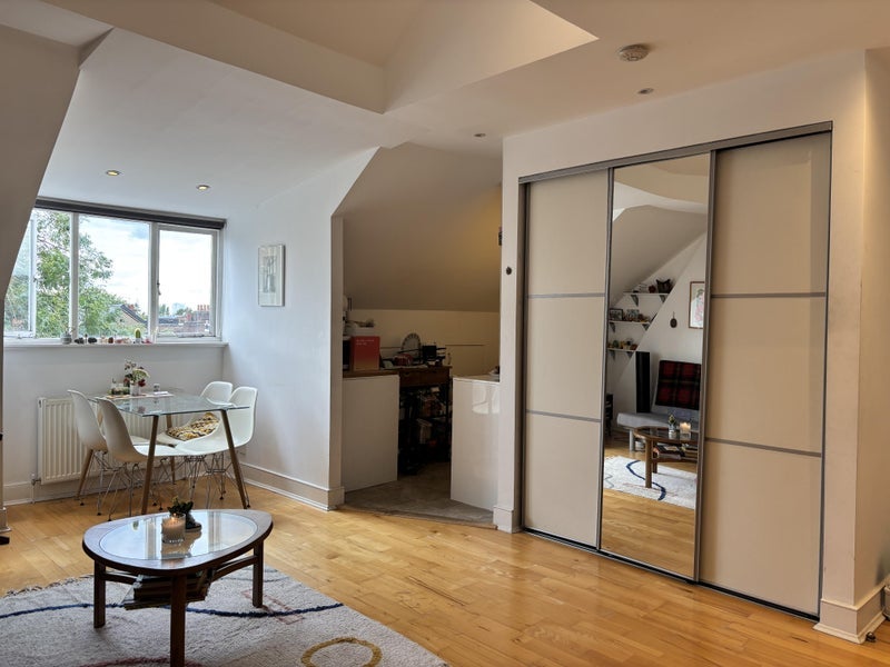 Flat Broadhurst Gardens in Greater London