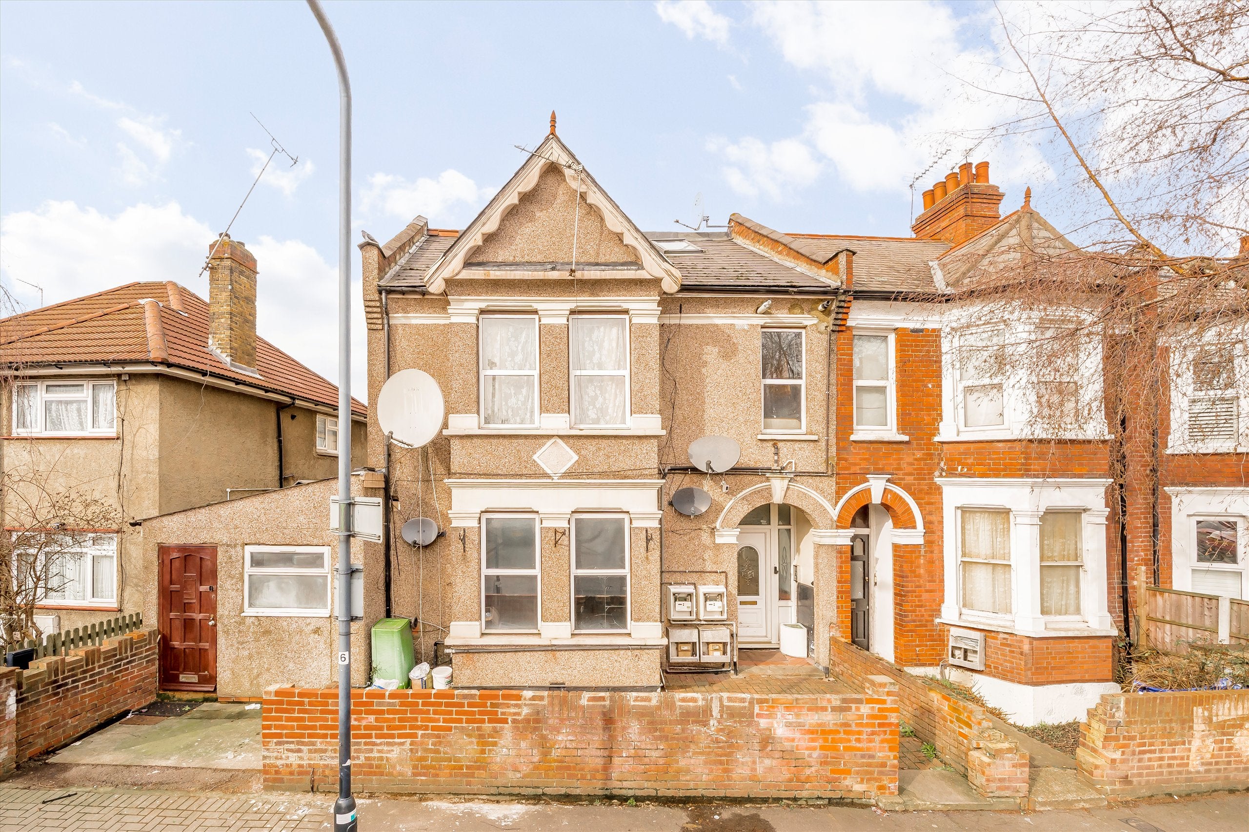 Flat Bertie Road in Greater London