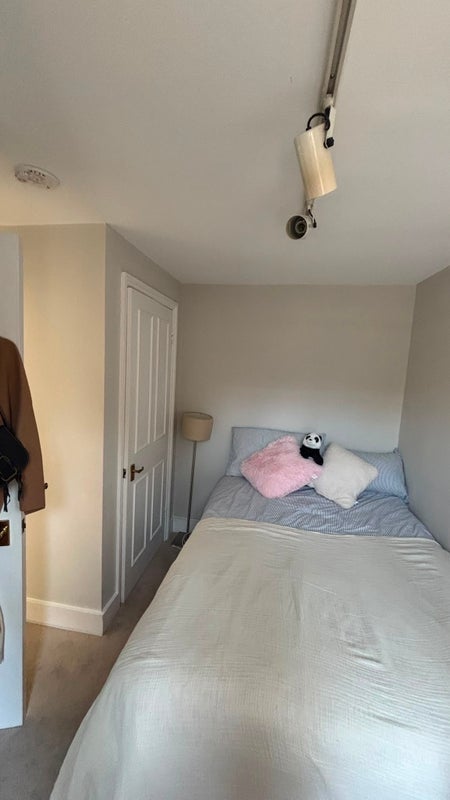 Room Pond Place in Greater London