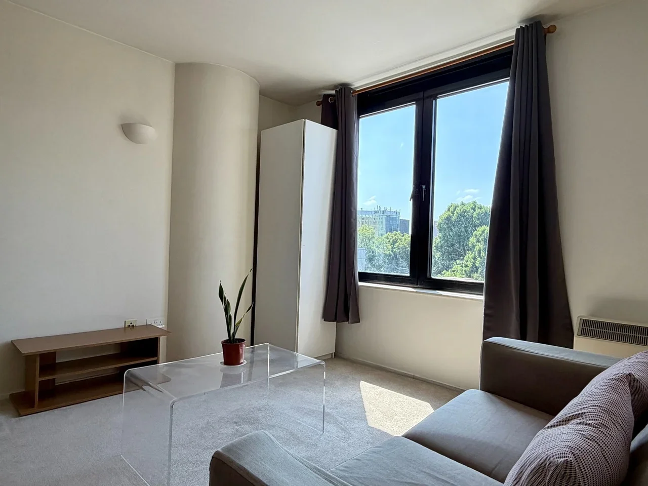 Flat Point W Access Road in Greater London