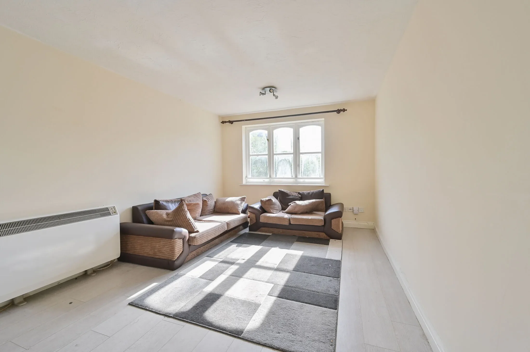 Flat Hallam Close in Watford
