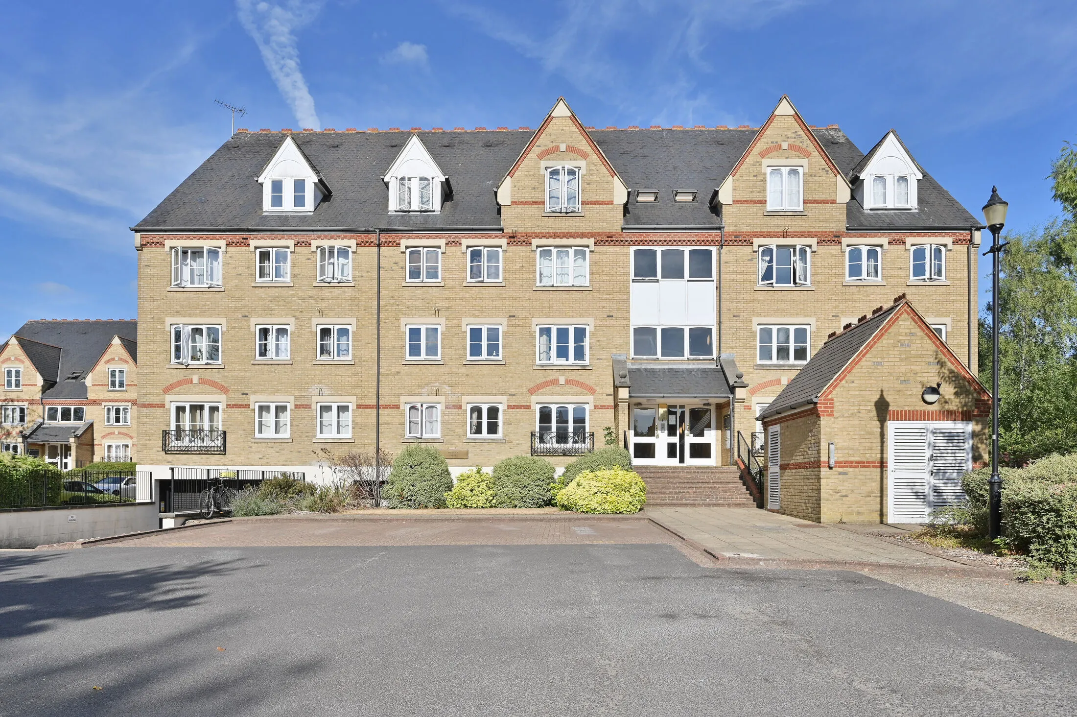 Flat Hallam Close in Watford